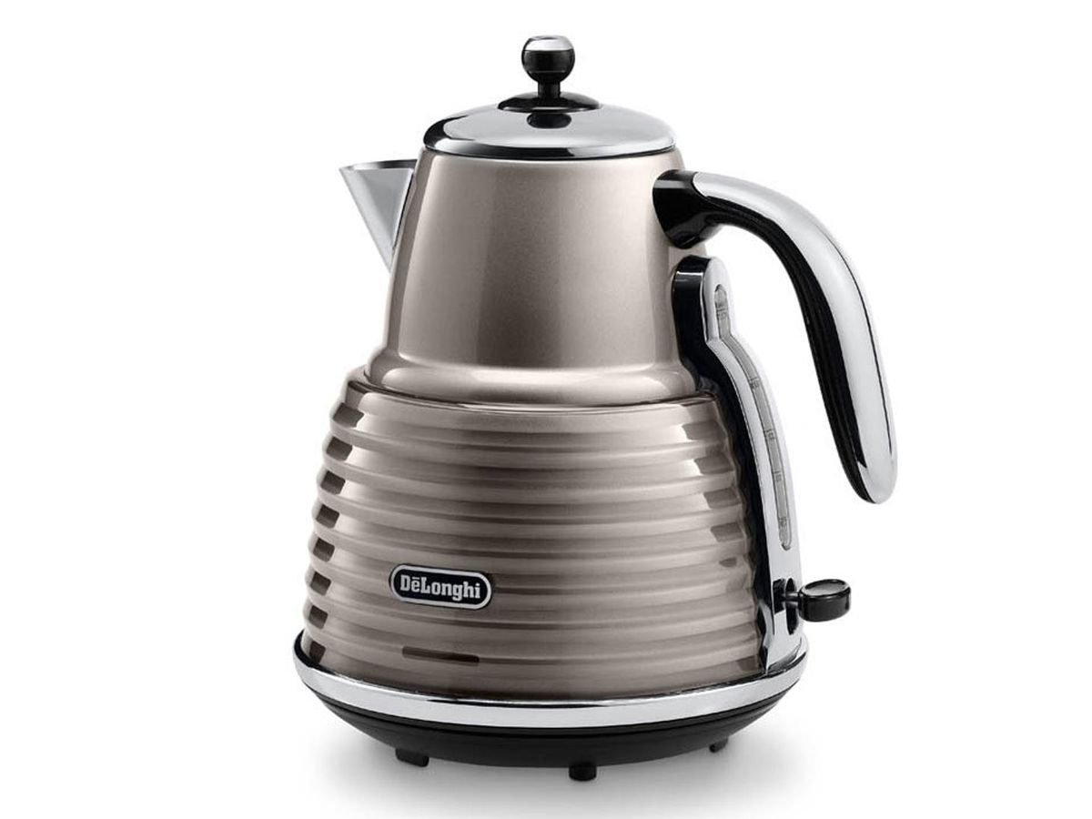 DeLonghi Scultura Beige Toaster and Kettle Bundle