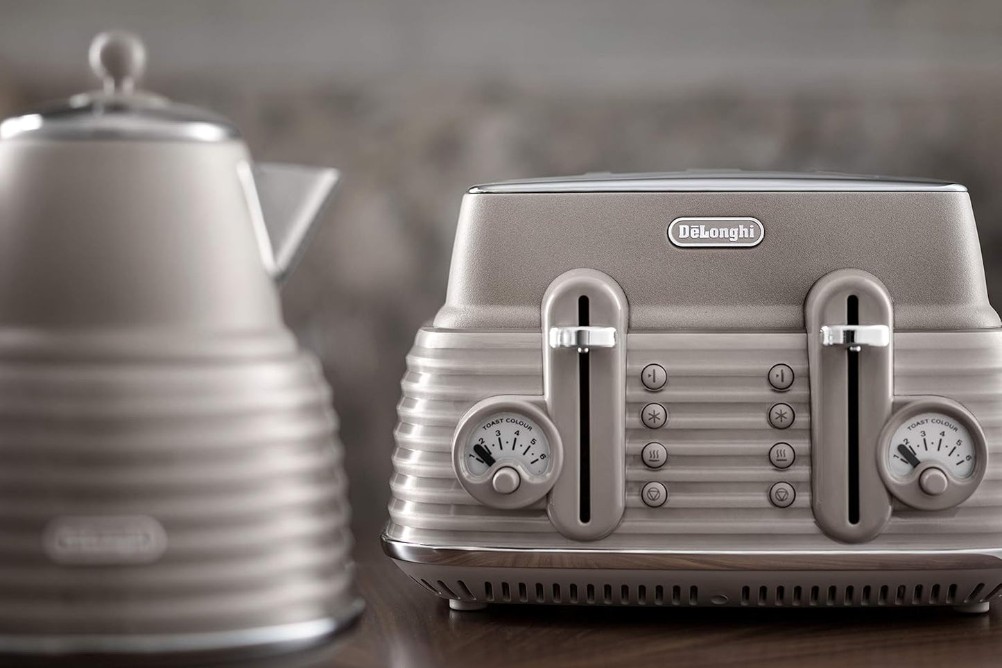 DeLonghi Scultura Beige Toaster and Kettle Bundle