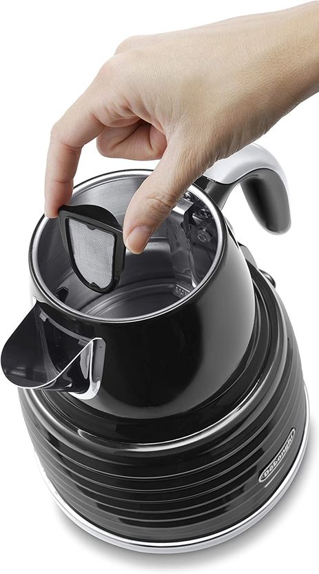DeLonghi Scultura Black Toaster and Kettle Bundle