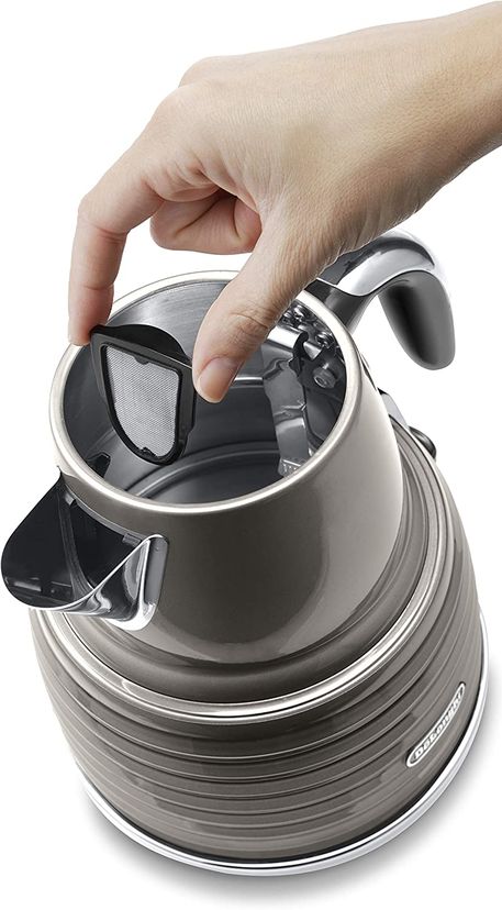 DeLonghi Scultura Beige Toaster and Kettle Bundle